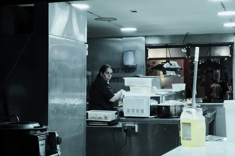 Restaurantkeuken met voorbereiding op het werkblad