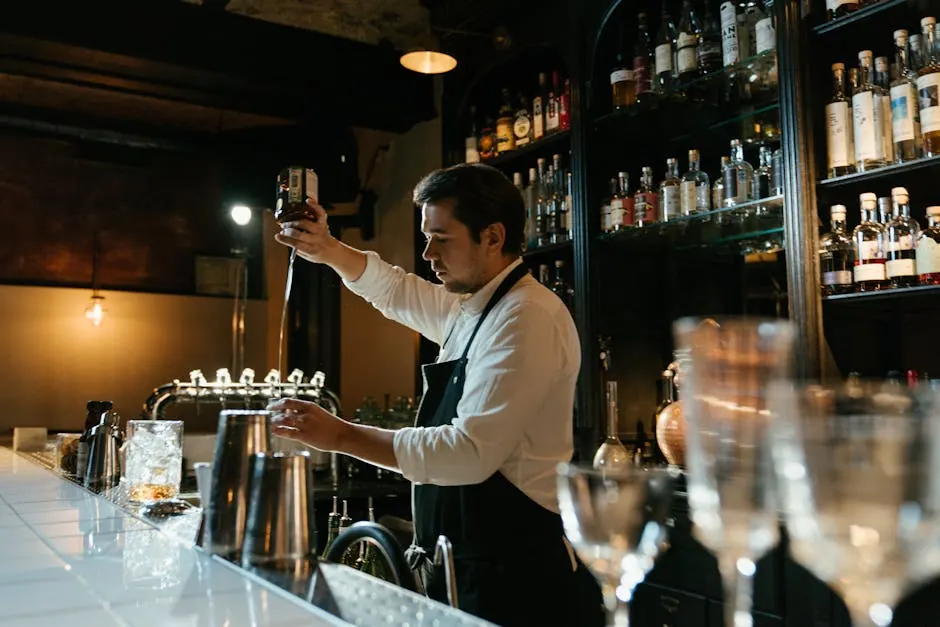 Een binder met allergeneninformatie achter een restaurantbar