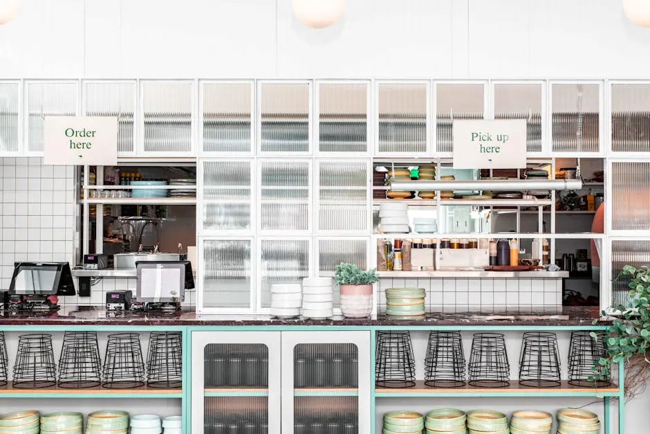 Restaurant met afhaalbalie en gasten