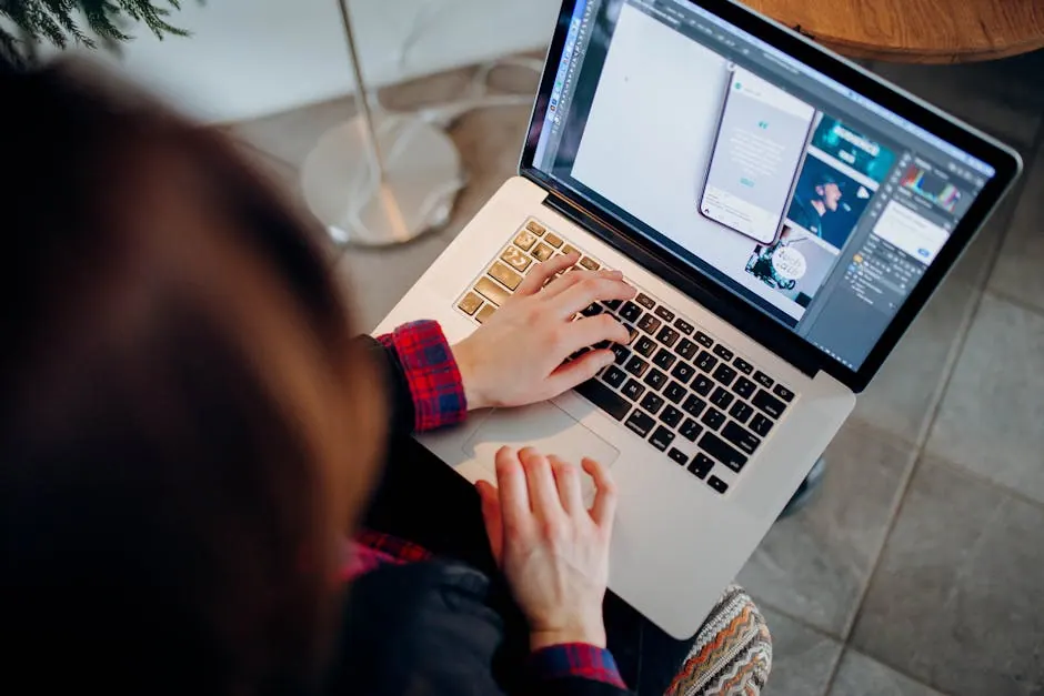 Iemand werkt op een laptop aan een menukaart-ontwerp