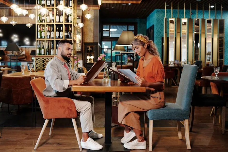 Een stel reserveert online een tafel in een restaurant